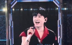 张杰演唱会呼喊女儿!谢娜携跳跳俏俏现身助阵一家幸福惹人羡慕—谢娜带娃看张杰演唱会