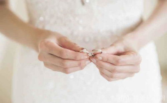 结婚戒指谁买,结婚戒指购买指南,揭秘男女双方的责任与意义”